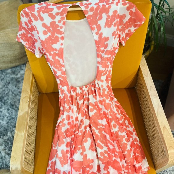 LOVE Cute dress - Orange/White Abstract w/an open back - Picture 2 of 3